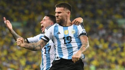 Diario La Unión | Otamendi festeja su golazo de cabeza. Lo abraza Enzo Fernández.