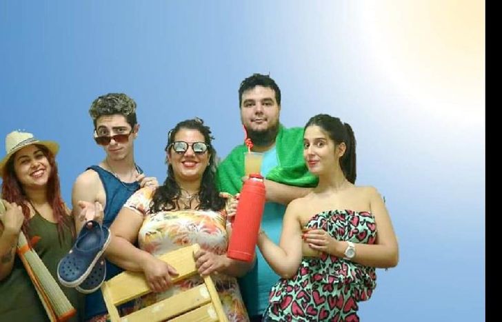 se trata de un espectáculo de humor con sketches delirantes.