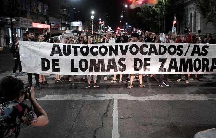 Todos los viernes hay cacerolazos y asambleas en Lomas.