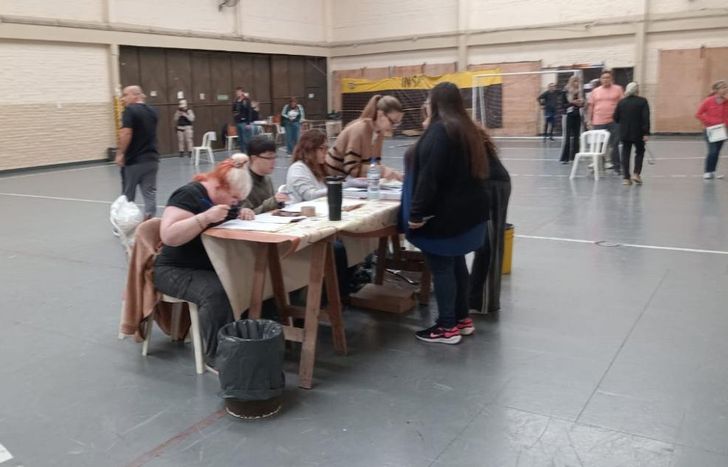 Biombos, mesas y autoridades, en un mismo espacio.