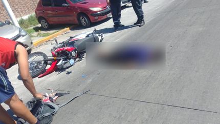 El joven se golpeó la cabeza contra el asfalto y murió.