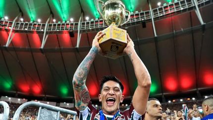 Cano levantando la Copa Carioca. Cano levantando la Copa Carioca.