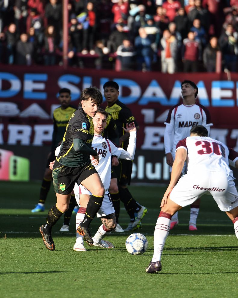 Lanús iguala al cabo del primer tiempo sin goles.