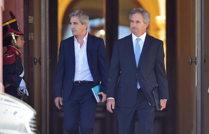 Caputo, saliendo de la Casa Rosada.