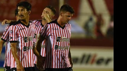 Hamilton Pereira (izquierda) no ocultó su bronca por la última derrota en Campana. Hamilton Pereira (izquierda) no ocultó su bronca por la última derrota en Campana.