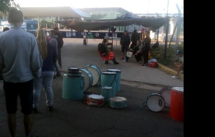 la medida de protesta es por tiempo indeterminado hasta que los trabajadores obtengan alguna respuesta a sus reclamos.