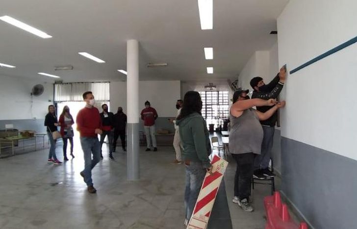 Los cooperativistas terminando con los últimos detalles.