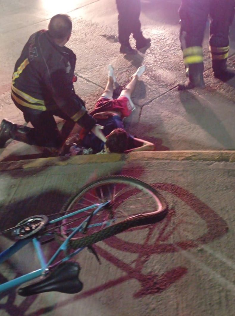 Jonathan, tirado en el suelo y asistido por los bomberos tras ser atropellado en Villa Fiorito.