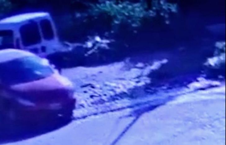 El Peugeot 206 rojo con el que habrían raptado a la adolescente.