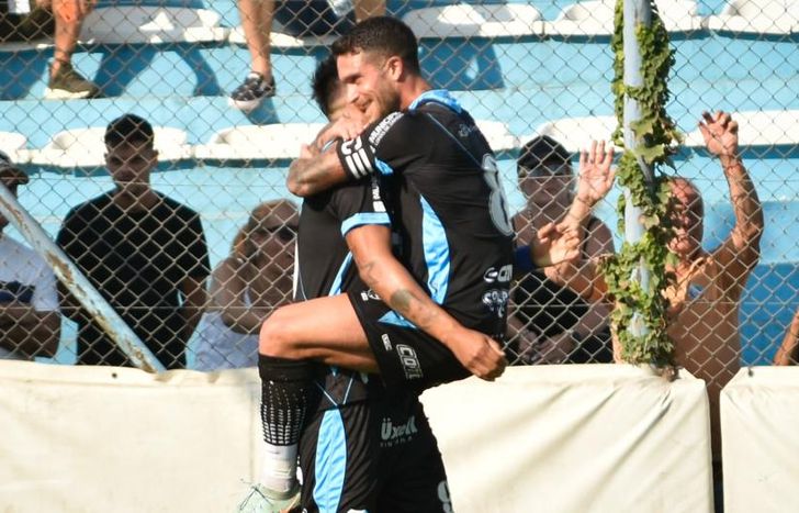 López levanta a Arregui tras abrir el marcador a los 16 del primer tiempo.