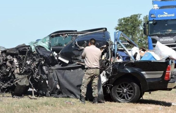Así quedó la camioneta en la que viajaban los vecinos de Banfield.