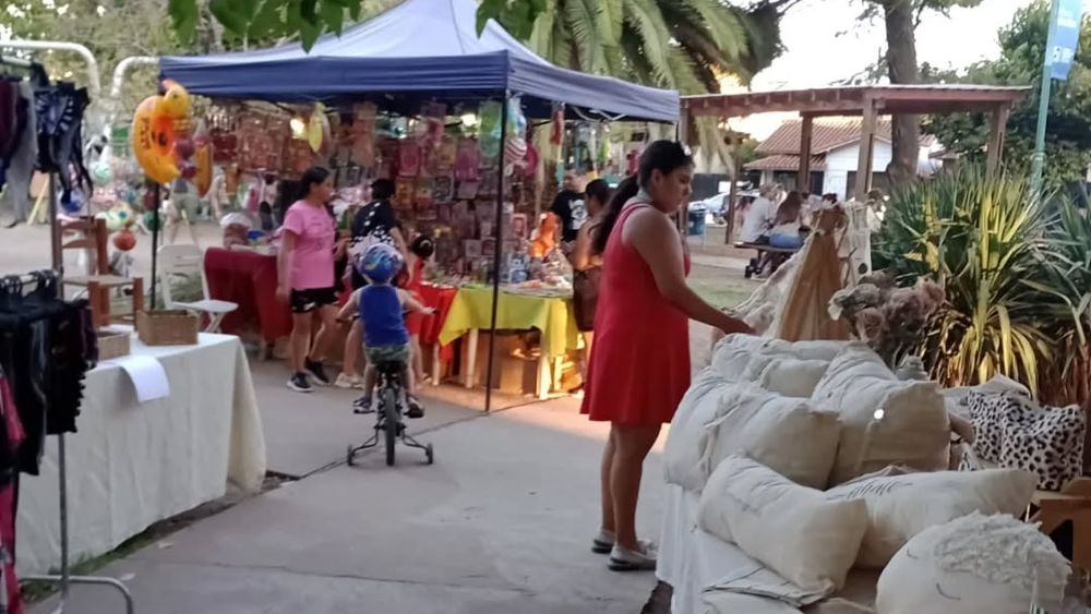 La feria de Temperley Tiene Memoria se realiza todas las semanas en la Plaza Colón. La feria de Temperley Tiene Memoria se realiza todas las semanas en la Plaza Colón.