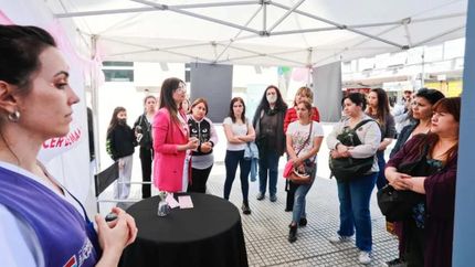 La primera charla se hizo en la peatonal Laprida. La primera charla se hizo en la peatonal Laprida.
