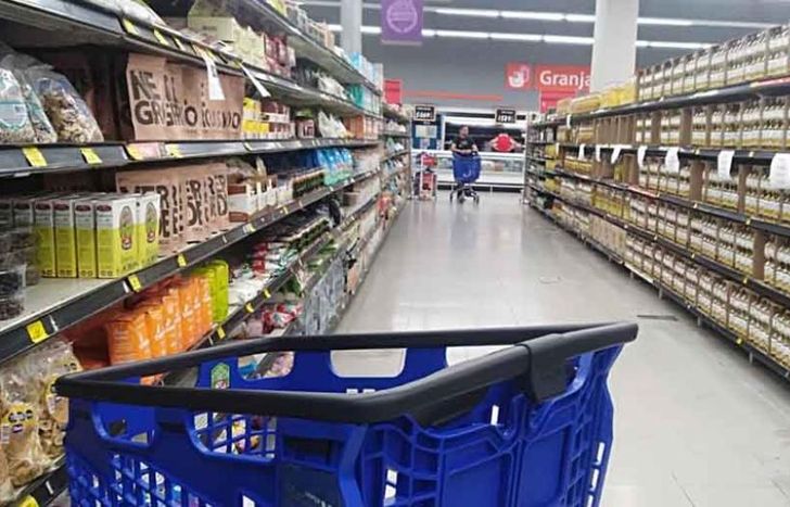 Las ventas en supermercados volvió a registrar una caída en octubre, según el INDEC.