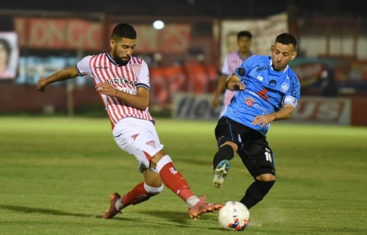 Perters tuvo una clara chance de gol para ponerse 2-0.