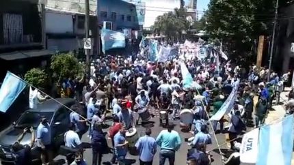Una multitud se manifestó este mediodía en el centro de Lomas.