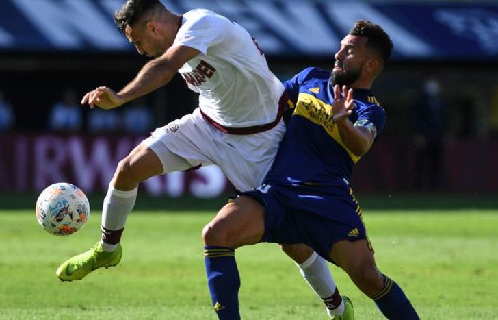 Tevez no puede gravitar en el ataque de Boca.