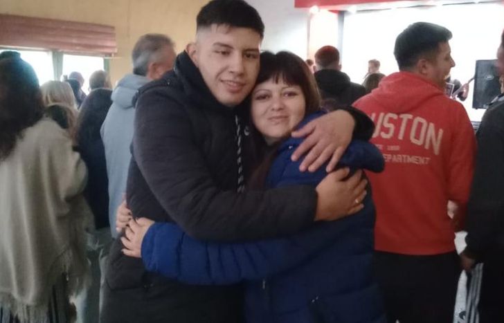 Nacho Seijas, el joven baleado, junto a su madre, Marina Candia.