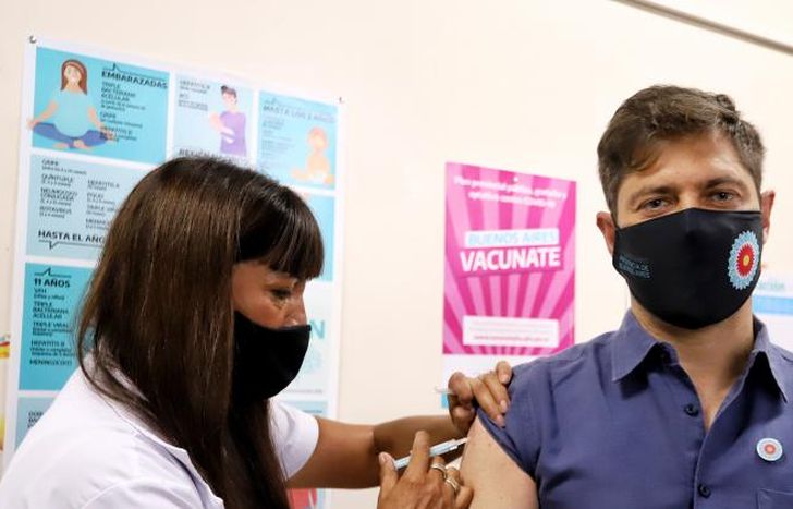 El primer gobernador en recibir la dosis.