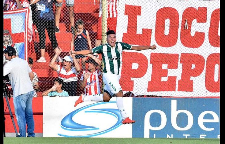 El Chelo Torres festeja su primer gol en el Taladro.