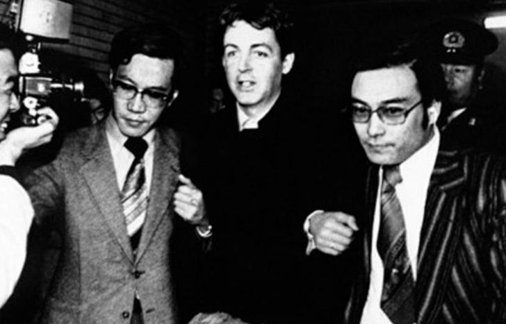 Paul McCartney, preso en Japón.