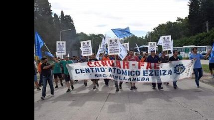 denuncian una ola de despidos en el centro atomico ezeiza