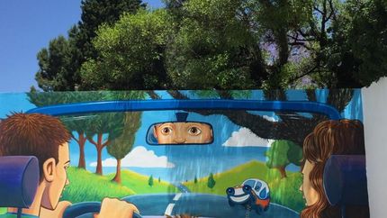 Luciano jugó con el paisaje y creó un gran mural para un local lomense.