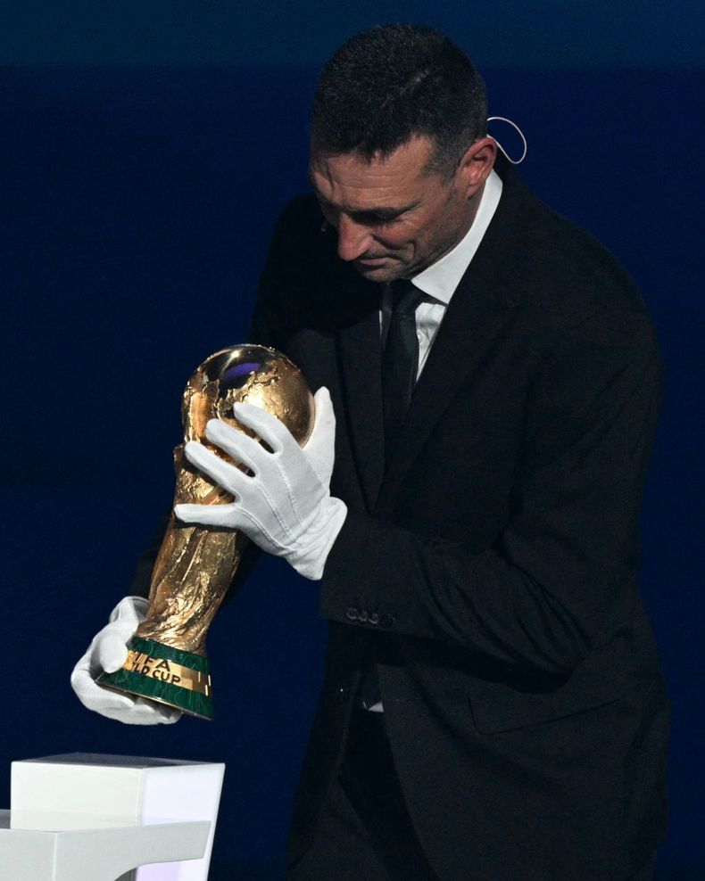 Lionel Scaloni entr&oacute; a la ceremonia del sorteo del Mundial 2026 con la Copa del Mundo.