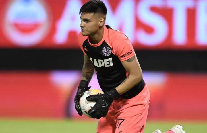 Morales se acerca al club del Parque Independencia.