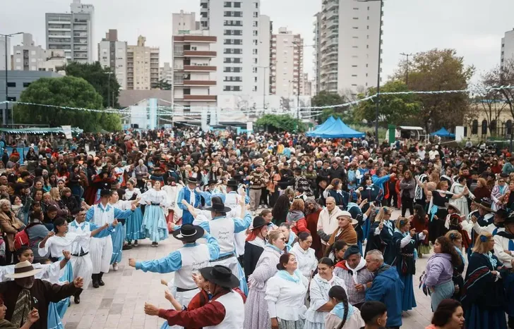 Un 25 de Mayo con desfile, locro y folklore.