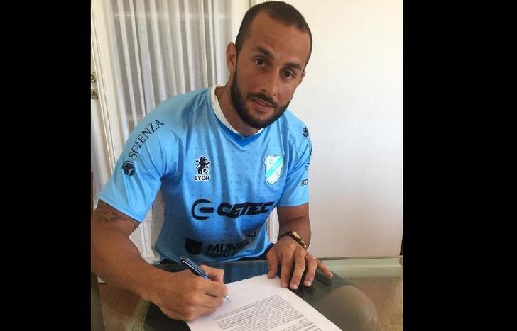 El uruguayo, con la camiseta del Celeste, al momento de firmar su contrato.