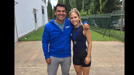 Florencia, con su DT Barros, feliz tras colgarse la medalla del primer puesto.