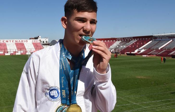 Tomás, en el lugar que más ama, con sus cinco medallas.