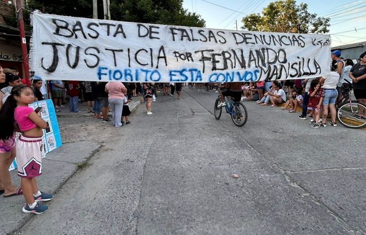 Vecinos de Villa Fiorito reclamaron la liberación de Fernando Mansilla.