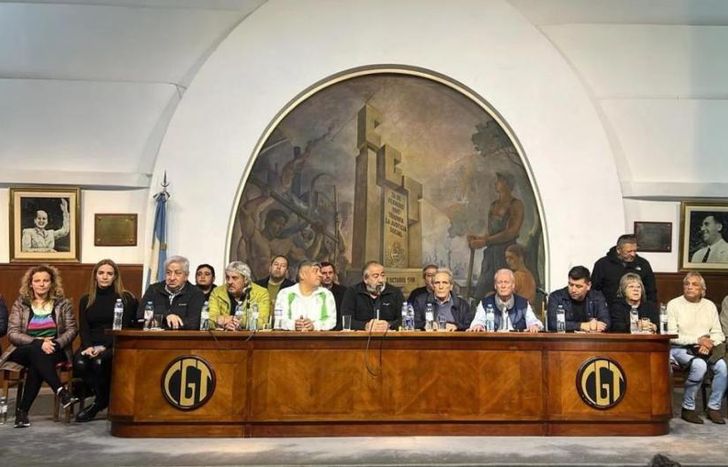 La CGT salió a repudiar la visita de diputados libertarios a genocidas presos.