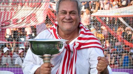 Daniel Molinari, con la copa en la mano y la felicidad del ascenso de Los Andes.