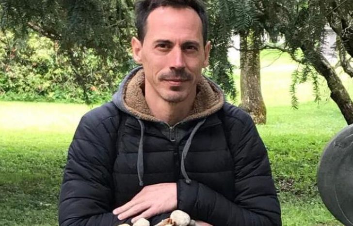 Enrique en la tumba en Borges.