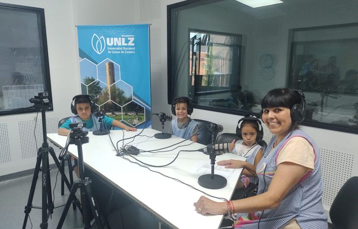 El programa Radio en la escuela en el estudio radiofónico de la Universidad de Lomas de Zamora