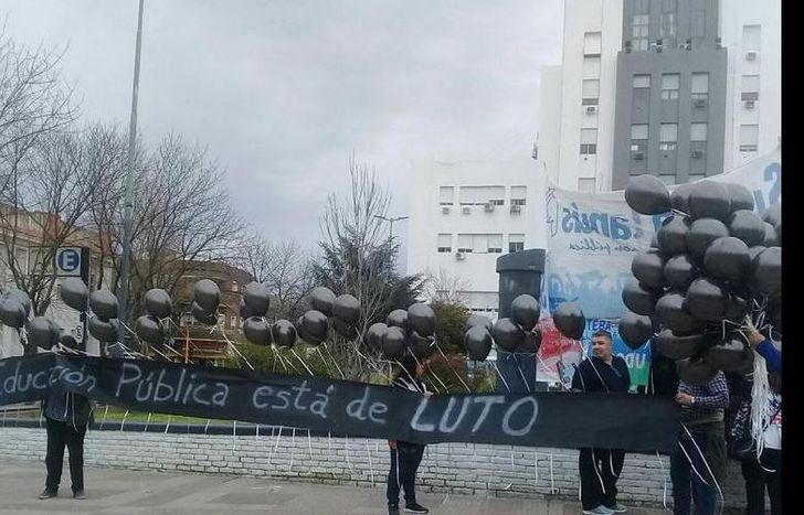 Hubo una suelta de globos en la Plaza Grigera.