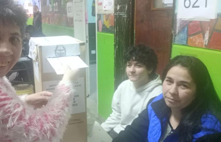 Mónica feliz tras ejercer su derecho.