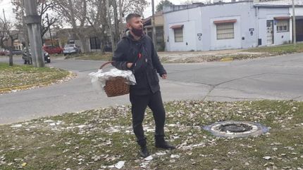 Demian se gana la vida en las calles de Villa Galicia.