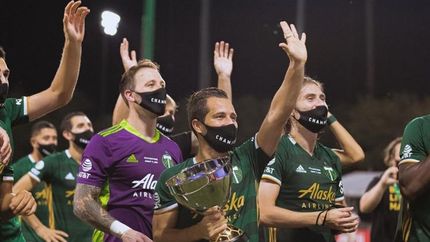 Copa en mano, campeón y mejor jugador de la MLS. Copa en mano, campeón y mejor jugador de la MLS.