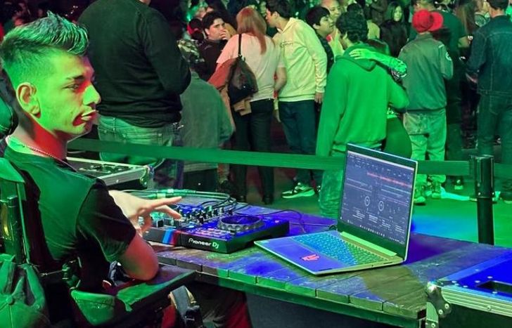 Lautaro es uno de los DJ oficiales de la Matinée Inclusiva de Lomas.