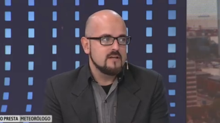 Además de informar en las redes sociales, Emiliano trabaja en radio y televisión.