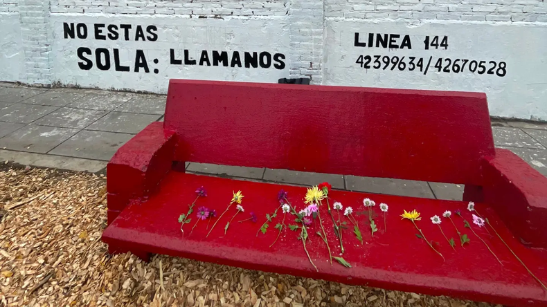 En Fiorito recordaron a Fátima Catán con un mural y la renovación del banco rojo.
