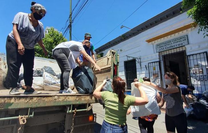 Llenaron dos camiones con 2.500 ecobotellas.