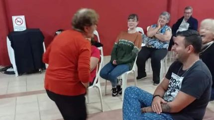 Los adultos son parte del taller de teatro. Juntos aprenden a desenvolverse y a conectar con el compañero.