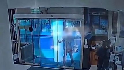 El momento en que el delincuente deja marcada su huella.