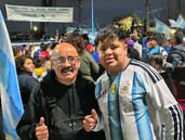 Lolo en Fiorito junto a su único hijo de 14 años que es por quien lucha todos los días para ofrecerle una mejor calidad de vida.&nbsp;