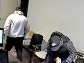 Una cámara de seguridad captó el momento del robo.